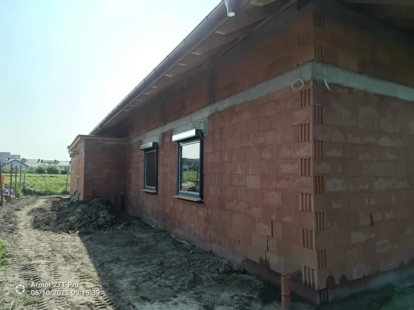 Boczna elewacja z oknami PCV Oknoplast - stan surowy zamknięty